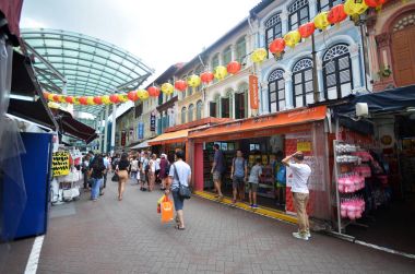 Singapur chinatown bölgesinin hareketli sokak