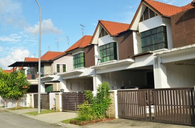 Yeni inşa edilmiş iki katlı Teras ev satır