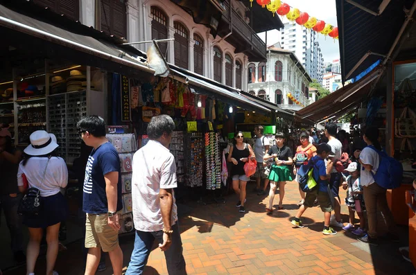 Bulliciosa calle del distrito de Chinatown en Singapur — Foto de Stock
