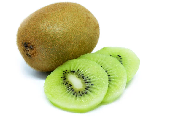 Kiwifrukt, bit av qiwi isolerad på vit bakgrund — Stockfoto