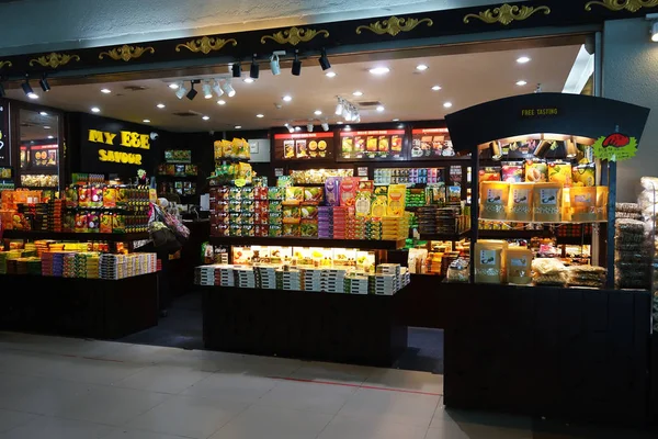 Hediyelik eşya dükkanı içinde Kota Kinabalu International Airport — Stok fotoğraf