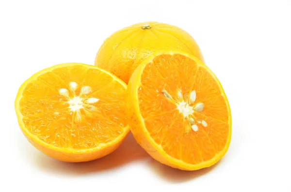 Naranjas mandarinas con segmentos — Foto de Stock