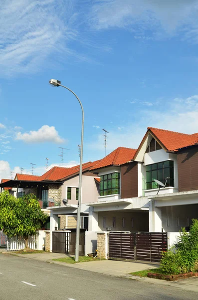 Yeni inşa edilmiş iki katlı Teras ev satır