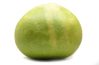 Beyaz arka plan üzerinde taze pomelos