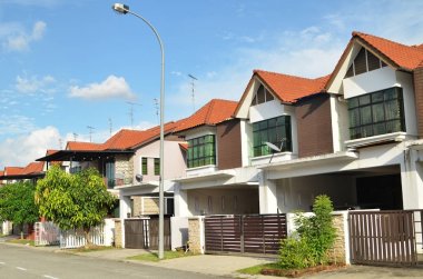 Yeni inşa edilmiş iki katlı Teras ev satır