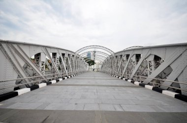 Singapur Nehri Anderson yaya köprüsü