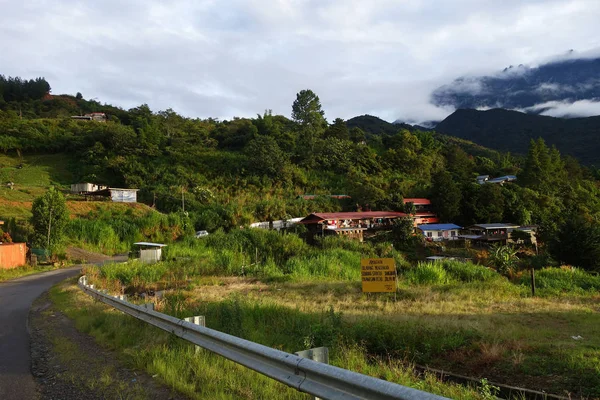 Schöner Sonnenaufgang über dem Schichtberg bei Kundasang sabah — Stockfoto