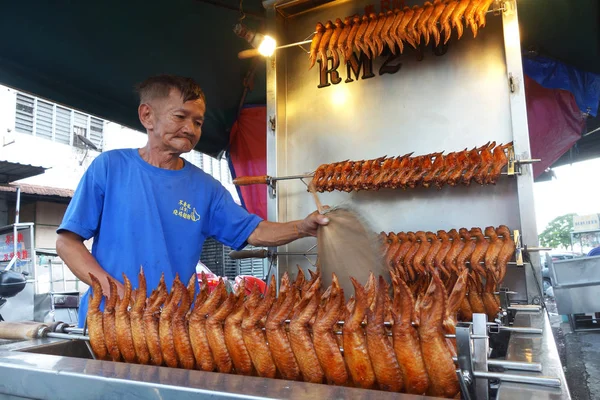 Vendeur ailes de poulet grillées queues de poulet au marché de rue — Photo