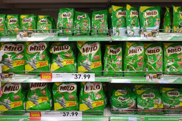 Milo embalado linha na prateleira do supermercado — Fotografia de Stock
