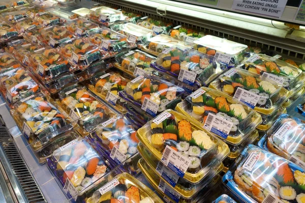 Vários sushi vendidos em pacote — Fotografia de Stock