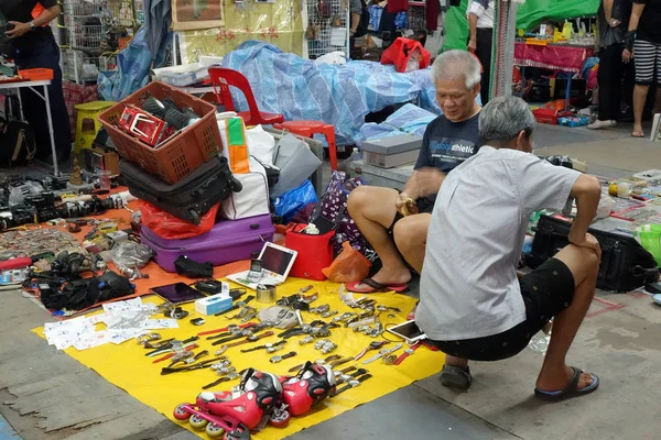 Vendors sell various of second hand stuffs — Stock Photo, Image