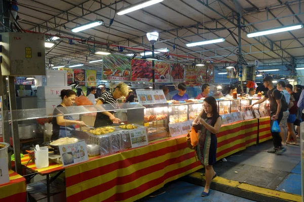 La gente compra cibo nel mercato notturno — Foto Stock