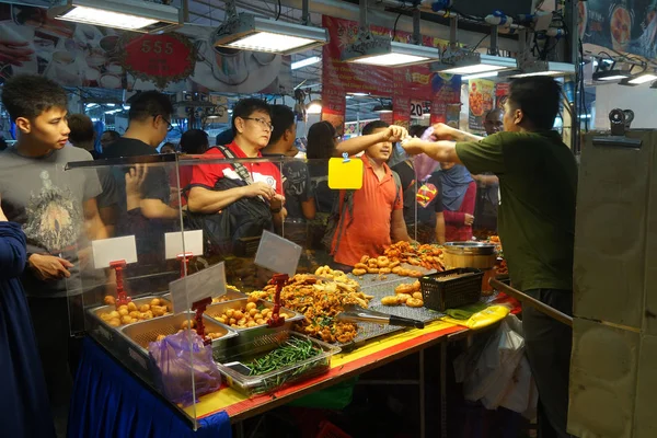 La gente compra cibo nel mercato notturno — Foto Stock