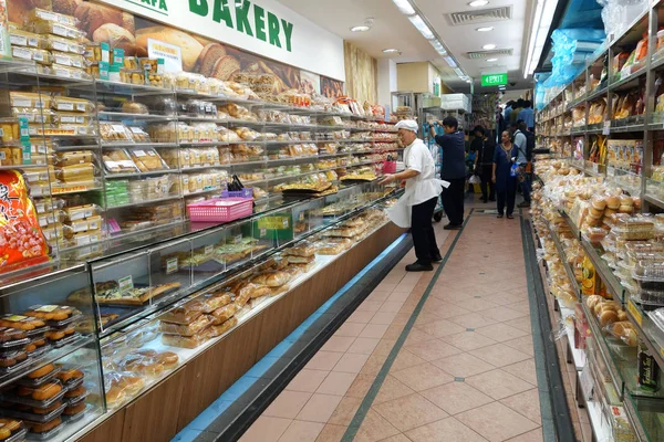 Pães assados vendidos em uma padaria — Fotografia de Stock