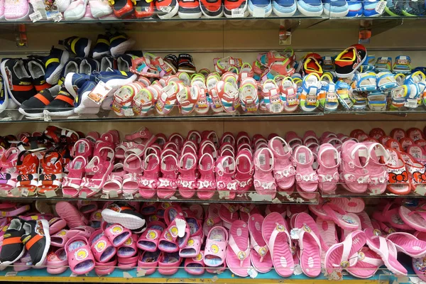 Righe di scarpe da bambini eleganti su una rastrelliera — Foto Stock