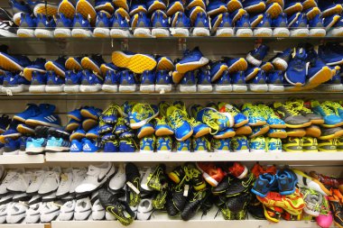 Satır bir raf üzerinde şık erkek ayakkabı