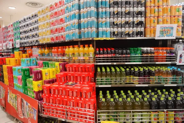 Prateleira com várias marcas de refrigerante em latas — Fotografia de Stock