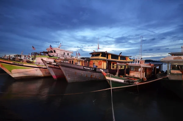 Bateaux de pêche commerciale le matin à Kota Kinabalu — Photo