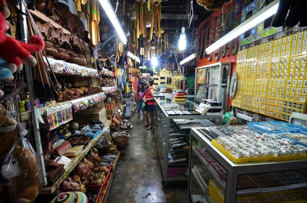 Artesanato vendido no mercado filipino em Kota Kinabalu — Fotografia de Stock