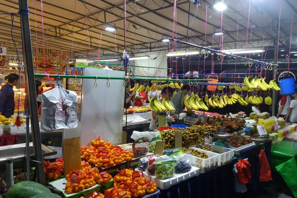 Singapur'daki gece market meyve ahır — Stok fotoğraf