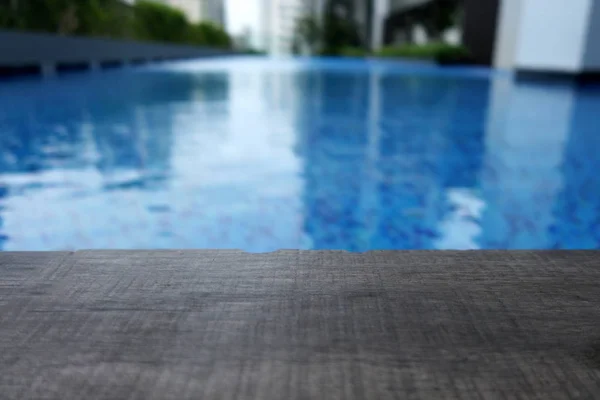 Plavecký bazén a dřevěná paluba — Stock fotografie