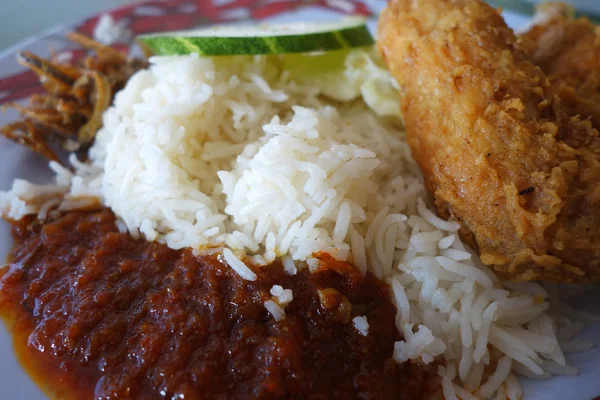 Nasi lemak παραδοσιακό Μαλαισίας πικάντικο ρύζι — Φωτογραφία Αρχείου