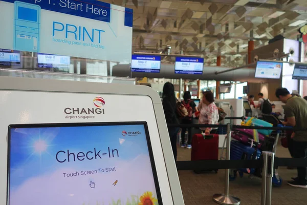 Close-up shot van zelf inchecken kiosk in Singapore Changi Airport — Stockfoto