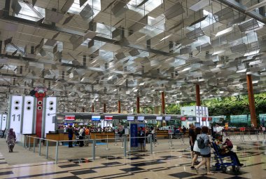Changi Havalimanı'na gidiş salonunda ziyaretçi dolaşmak