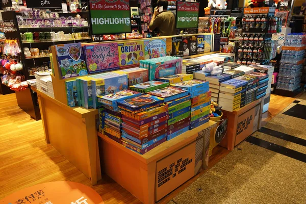 Bookshop in Changi Airport Singapore — Stock Photo, Image