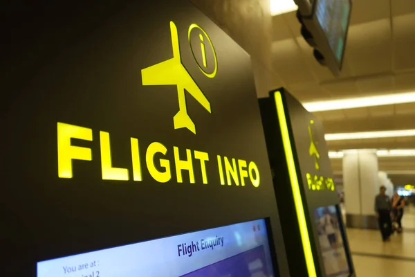 Uçuş bilgi paneli Changi Havaalanı'nda — Stok fotoğraf