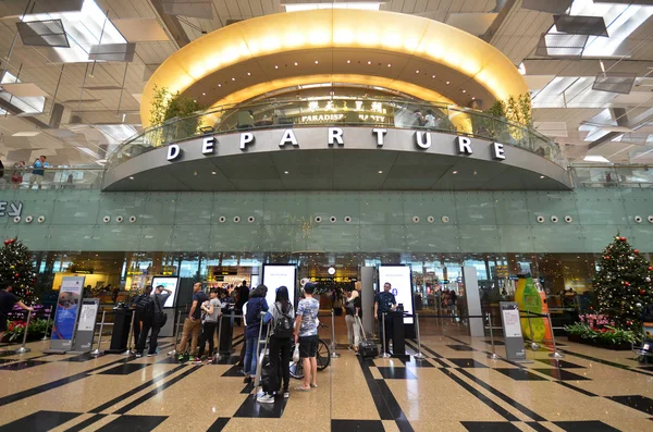 Los pasajeros salen a través de la sala de salidas en la Terminal 3 en Changi Airp — Foto de Stock