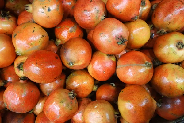 Frische Granatäpfel auf dem Bauernmarkt — Stockfoto