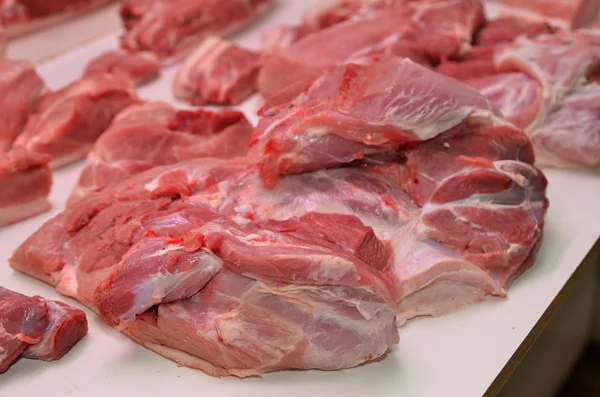 Свежая свинина продается на рынке — стоковое фото