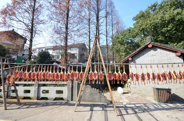 Filas de carne curada colgando a secar — Foto de Stock