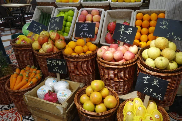Färska frukter på en marknad — Stockfoto
