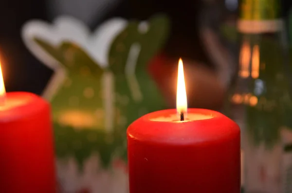 Weihnachtskerze brennt in der Nacht. — Stockfoto