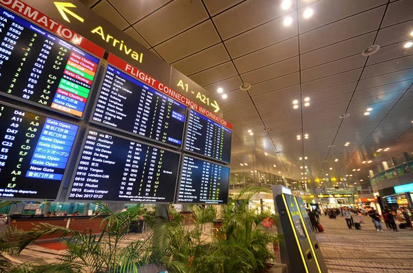 Abflugtafel am Flughafen Changi — Stockfoto