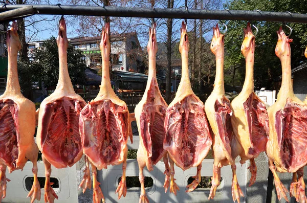 Ряды вяленого мяса, свисающие до сухости — стоковое фото
