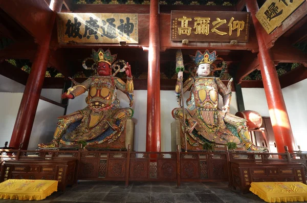 Rzeźbiarskie liczby znajduje się przy wejściu do świątyni Lingyin w — Zdjęcie stockowe