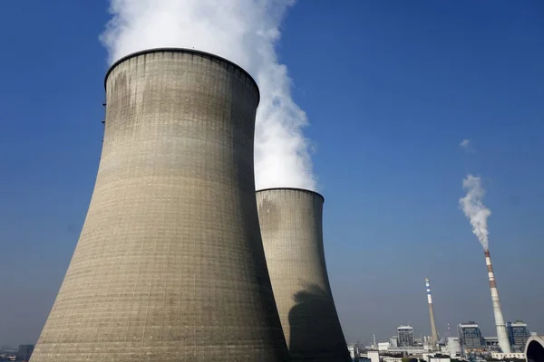 Torres de arrefecimento da central nuclear — Fotografia de Stock