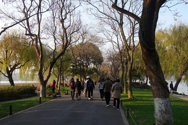 People walk around the beautiful scenic area in West lake in Han — Stock Photo, Image