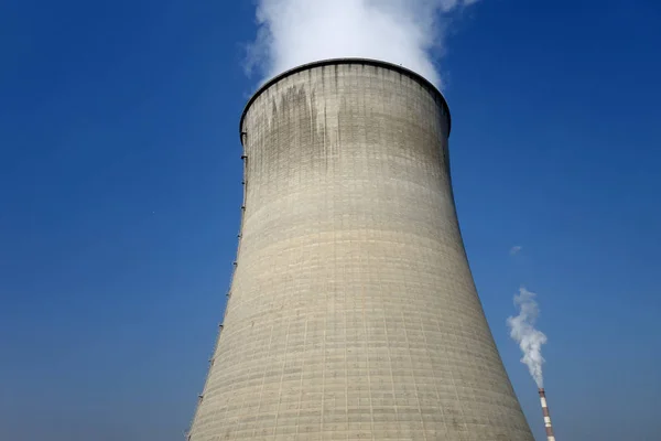 Torres de arrefecimento da central nuclear — Fotografia de Stock