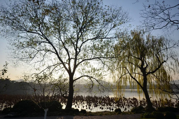 Pôr do sol no Lago Oeste em Hangzhou, China — Fotografia de Stock