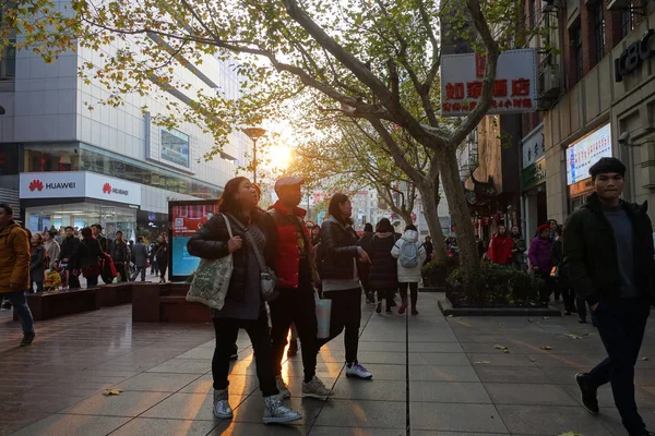 Ludzie chodzą na ulicy dla pieszych Nanjing Road w Szanghaj — Zdjęcie stockowe
