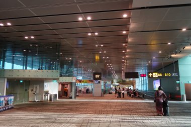 Changi Havalimanı'na gidiş salonunda