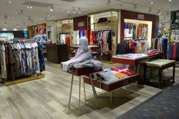 Zijden kleding verkocht op Shanghai Pudong Airport — Stockfoto