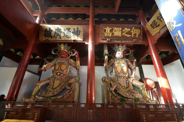 Figuras escultóricas situadas en la entrada del templo de Lingyin en — Foto de Stock