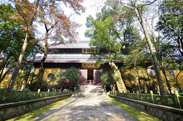 Hermosa arquitectura en el antiguo templo budista, Lingyin temp —  Fotos de Stock