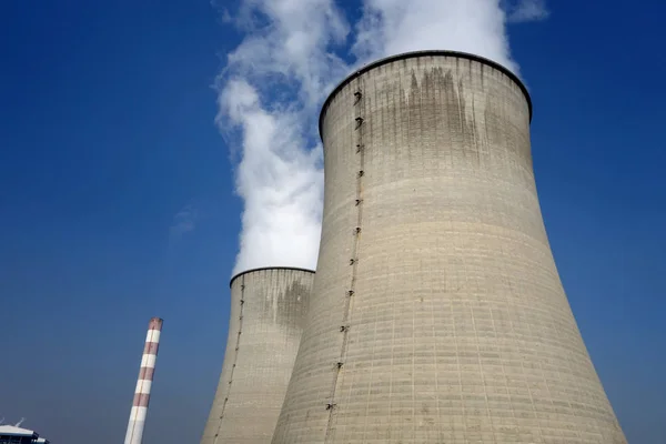 Chladicí věže jaderné elektrárny — Stock fotografie