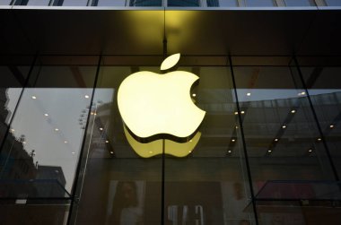 Logo Apple store Nanjing Road, Shanghai, Çin'de bulunmaktadır